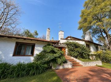 Casa · 307m² · 8 Ambientes · 3 Cocheras · Muy Linda Casa en Excelente Ubicación en Bella Vista