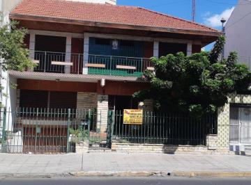Casa de 4 ambientes, La Matanza · Chalet de 4 Amb. C/local, Gje. Ptio y Tza. Zona Ctro de S. Justo