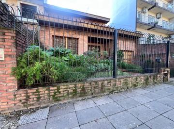 Casa · 240m² · 4 Ambientes · Chalet de 4 Ambientes con Gran Potencial Para Desarrollo en Morón Centro