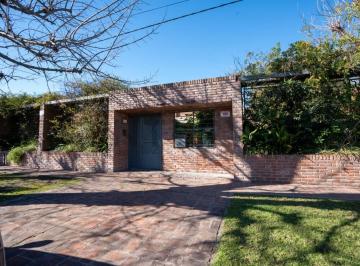 Casa · 338m² · 5 Ambientes · 3 Cocheras · Casa en Venta en City Bell