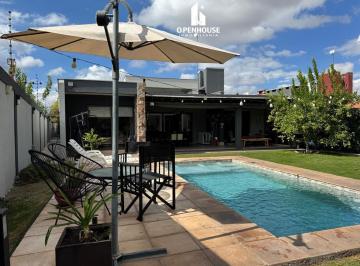 Casa · 270m² · 6 Ambientes · 2 Cocheras · Openhouse Vende Casa en Rodeo de La Cruz