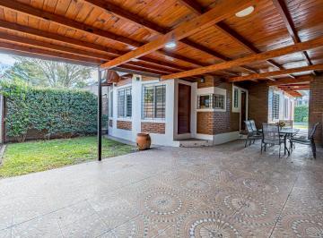 Casa · 110m² · 5 Ambientes · 2 Cocheras · Venta - Permuta Casa Al Frente de 3 Dorm. y Comodín, Galería Techada Jardín y Piscina. Funes.