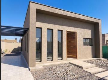 Casa de 4 ambientes, Carrodilla · Hermosa Casa en Venta - B° Privado Lar de Terrada - 3 Hab. 3 Baños - Luján de Cuyo