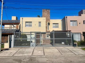 Casa · 150m² · 4 Ambientes · 2 Cocheras · Casa en Venta en Castelar