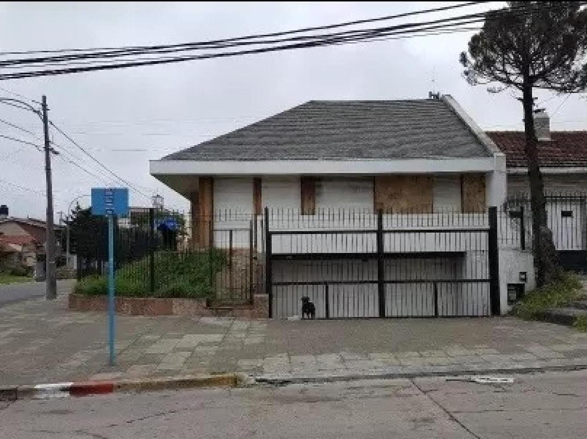 Casa 5 dorm, 222m² con cochera para 2 autos — Punta Mogotes