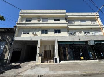 Departamento · 87m² · 5 Ambientes · Oferta! Departamento en Venta en Calle Bavio (A Reciclar)