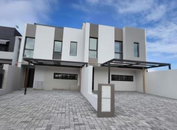 Casa · 160000m² · 6 Ambientes · 2 Cocheras · Triplex 3 Dorm. con Patio, Balcón Terraza en Azotea y Cochera Doble!