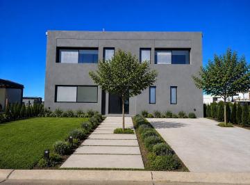 Casa · 635m² · 6 Ambientes · 2 Cocheras · Casa en Riberas
