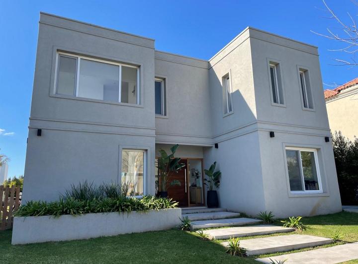 Casa · 200m² · 6 Ambientes · 1 Cochera