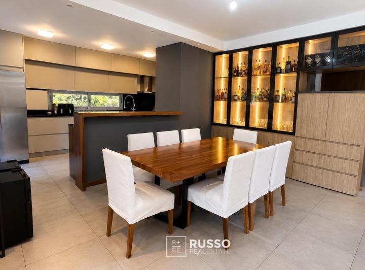 Casa · 260m² · 5 Ambientes · 4 Cocheras