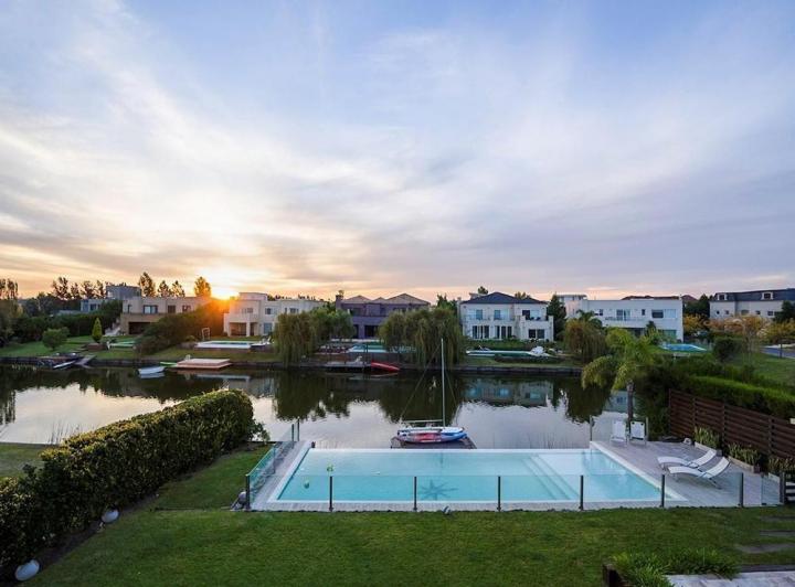 Casa · 334m² · 5 Ambientes · 2 Cocheras