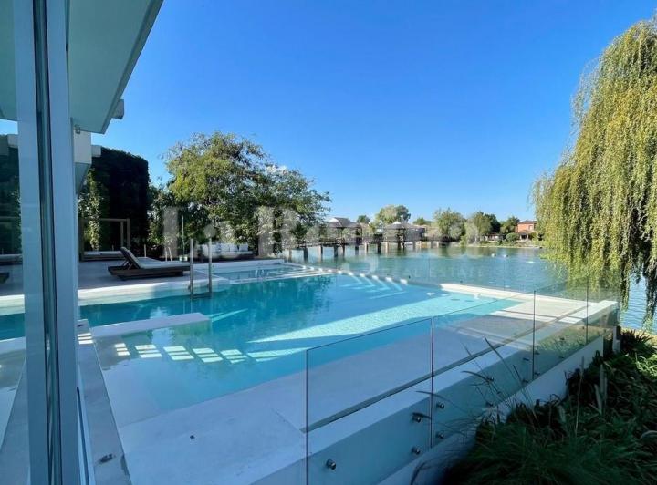 Casa · 600m² · 8 Ambientes · 1 Cochera