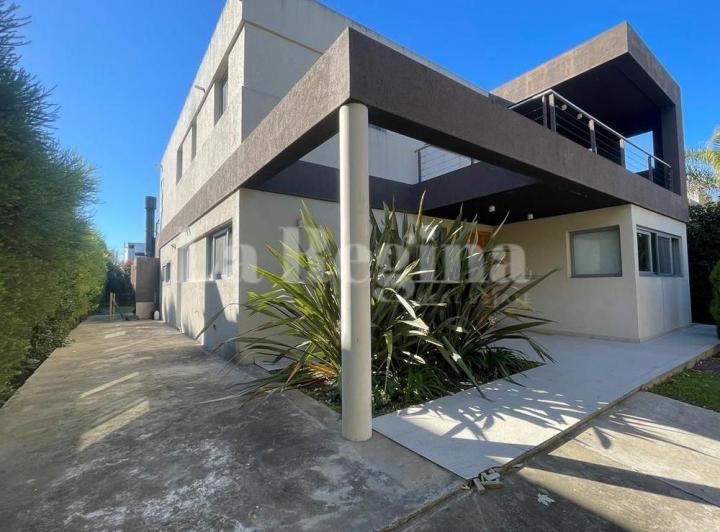 Casa · 258m² · 7 Ambientes · 3 Cocheras