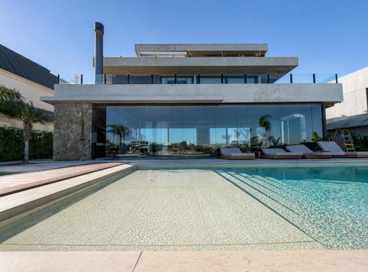 Casa · 700m² · 5 Ambientes · 1 Cochera