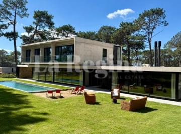 Casa · 452m² · 6 Ambientes · 2 Cocheras · Casa en Venta en La Barra, Punta del Este, Punta del Este / Maldonado
