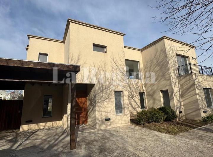 Casa · 290m² · 4 Ambientes · 4 Cocheras
