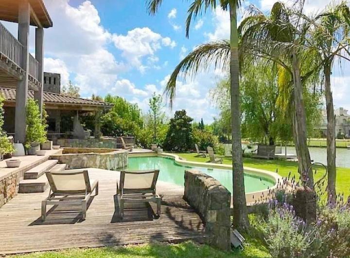 Casa · 700m² · 7 Ambientes · 1 Cochera