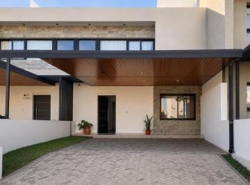 Casa · 140m² · 4 Ambientes · 2 Cocheras · Solares de Manantiales, Duplex Tres Dorm.. Amplio.