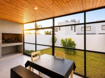 Casa · 140m² · 4 Ambientes · 2 Cocheras · Solares de Manantiales, Duplex Tres Dorm.. Amplio.