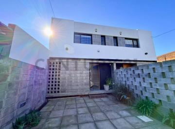 Casa · 80m² · 3 Ambientes · 1 Cochera · Duplex en Alquiler en Villa Elisa