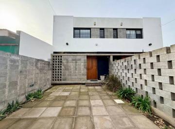 Casa · 80m² · 3 Ambientes · 1 Cochera · Duplex en Alquiler en Villa Elisa