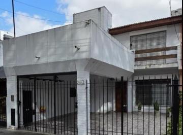 Casa · 102m² · 4 Ambientes · 2 Cocheras · Duplex 4 Amb de 6 m de Frente! C/fondo y Cochera! Realmente Único, con Una Ubicación Privilegiada!