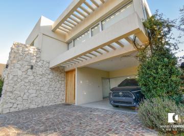 Casa · 630m² · 5 Ambientes · 6 Cocheras · . Excelente Propiedad en El Barrio Privado Adrogué Chico, con Diseño Moderno, Amplios Ambientes y Ex
