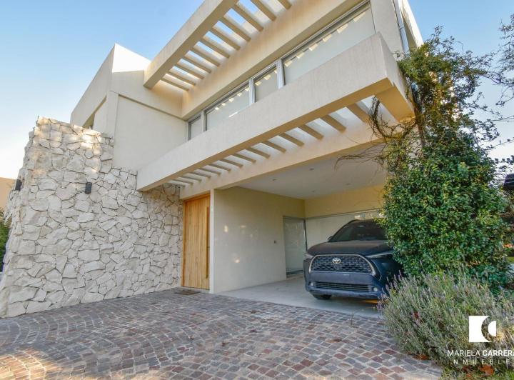 Casa · 630m² · 5 Ambientes · 6 Cocheras