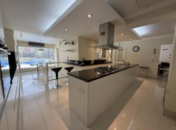 Casa · 400m² · 5 Ambientes · 8 Cocheras · Casa Excelente Oportunidad!
