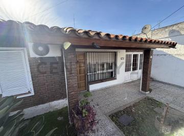 Casa · 30m² · Venta Casa 3 Amb con Pileta y Jardín en Isidro Casanova