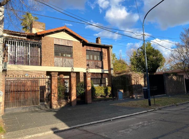 Casa · 280m² · 7 Ambientes · 3 Cocheras
