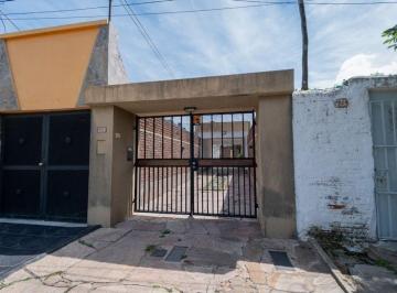 Casa · 78m² · 3 Ambientes · 2 Cocheras · Casa en Alquiler 2 Dorm 2 Coch en Fom. 9 de Jul