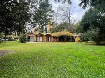 Casa · 249m² · 8 Ambientes · Casa en Highland Park. Amplio Lote
