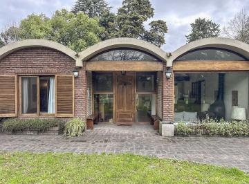 Casa · 249m² · 8 Ambientes · Casa en Venta Highland Park. Amplio Lote