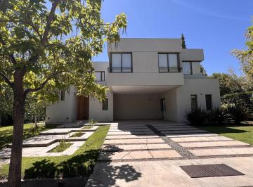 Casa · 280m² · 9 Ambientes · 2 Cocheras · Casa en Venta Chacras de Coria 3 Dorm.