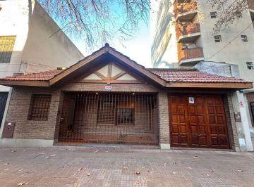 Casa · 120m² · 3 Ambientes · 1 Cochera · Casa en Alquiler en La Plata 2 Dorm.