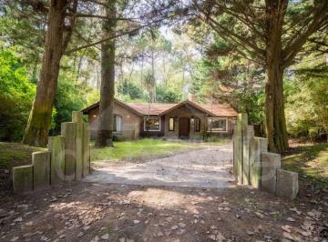 Casa de 5 ambientes, Cariló · Tradición, Confort y Naturaleza en Una Casa Pensada Para El Descanso