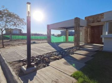 Casa de 3 ambientes, Maipú · Lizana Propiedades Alquila Hermosa Casa a Estrenar en B° Privado Alba de Tanqay.