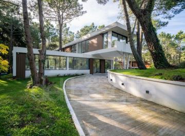 Casa de 6 ambientes, Cariló · Amplia Casa Moderna, con Piscina Cercada, Galería con Parrilla y Cómodos Dorm.
