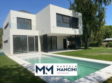 Casa · 245m² · 6 Ambientes · 2 Cocheras · Casa en Saint Thomas Este - Oeste