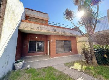 Casa · 190m² · 6 Ambientes · 2 Cocheras · Gran Lote con 2 Casas, Jardín, Patio y Terraza