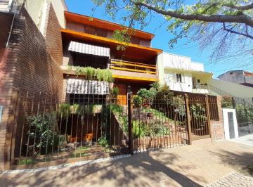 Casa · 370m² · 7 Ambientes · 4 Cocheras · Chalet 7 Amb en 3 Plantas S/lote de 258 m². Impecable Estado.