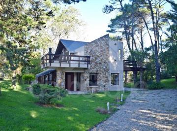 Casa de 5 ambientes, Cariló · Chalet Ubicado a Solo 100 m del Mar y en Las Cercanías del Centro Comercial