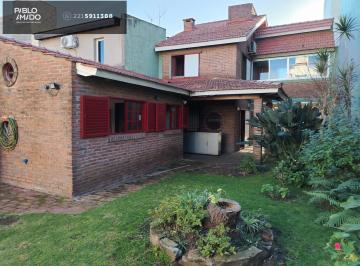 Casa · 147m² · 5 Ambientes · 2 Cocheras · Casa de Tres Dorm.. 43 Entre 27 y 28