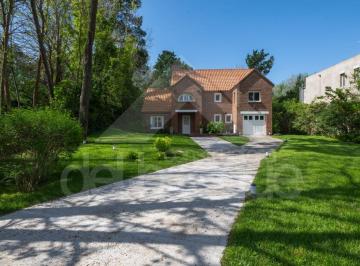 Casa de 6 ambientes, Cariló · Chalet Tradicional con Cinco Dorm., Piscina Climatizada y a Una Cuadra del Mar