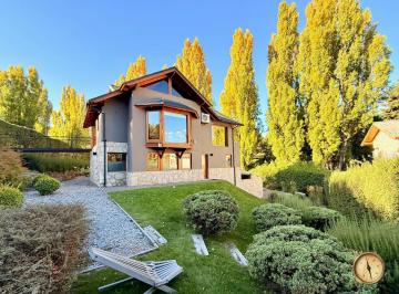 Casa · 215m² · 7 Ambientes · 2 Cocheras · Excelente Propiedad de 4 Dorm. - 240 m² en Lote de 853 m² - Altos del Sol