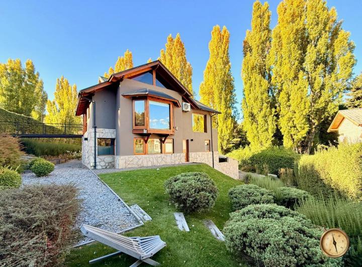 Casa · 215m² · 7 Ambientes · 2 Cocheras