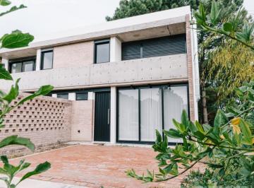 Casa · 103m² · 3 Ambientes · 2 Cocheras · Duplex en Venta a Estrenar de 2 Dorm., Parrilla y Patio, Monte Hermoso