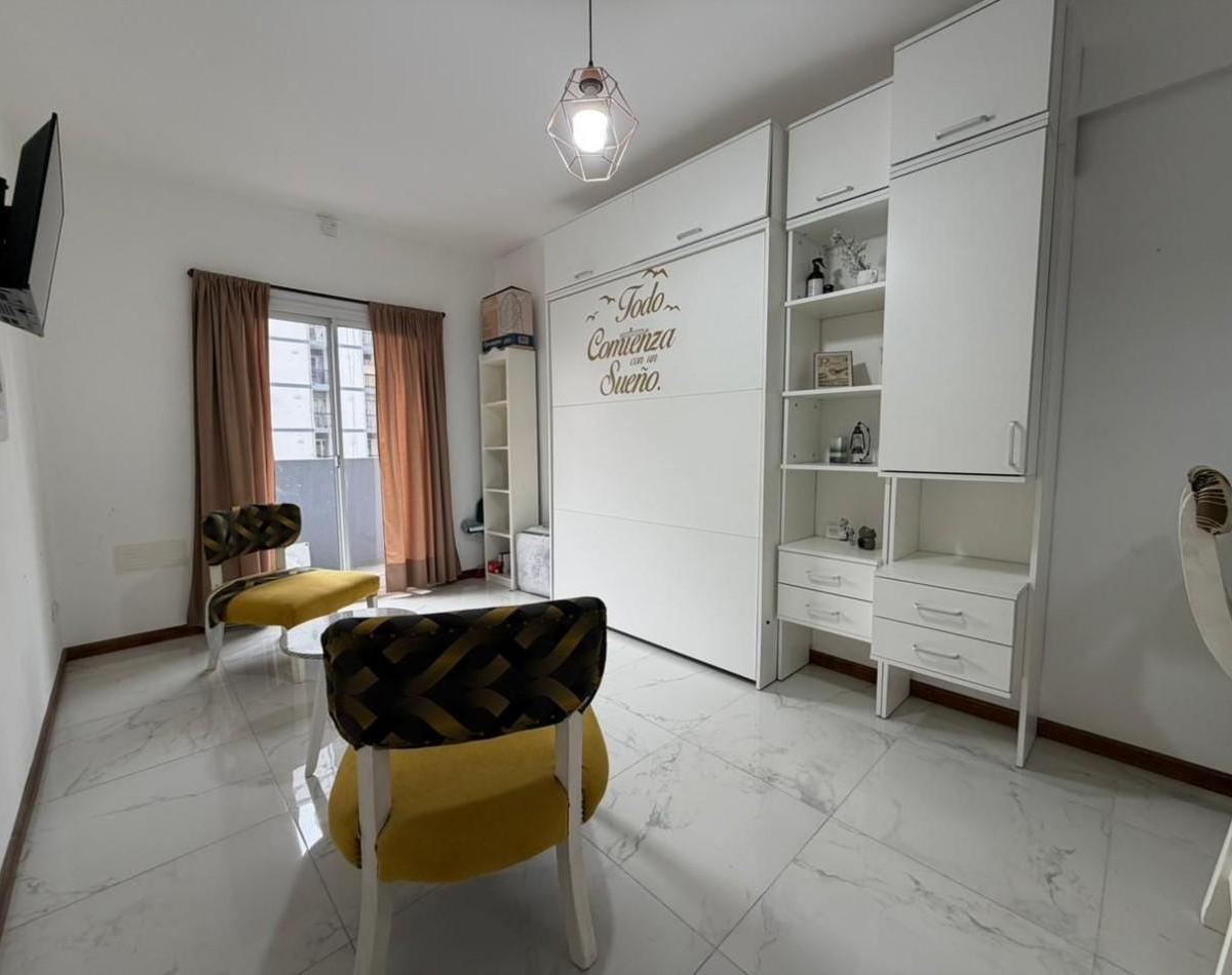 Monoambiente de 23 m² totales con balcón — Plaza Mitre