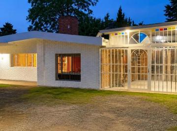Casa · 215m² · 4 Ambientes · 5 Cocheras · Vendo Casa 3 Dorm. con Pileta Villa Allende